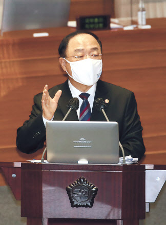 홍남기 국무총리 직무대행이 19일 서울 여의도 국회 본회의에서 진행된 정치·외교·통일·안보 분야 대정부질문에서 답변하고 있다. [연합]