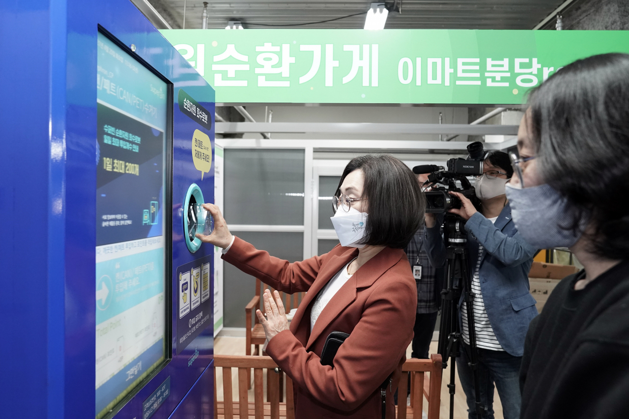 은수미 시장이 캔‧페트병 무인회수기를 직접 사용해보고 있다.[성남시 제공]