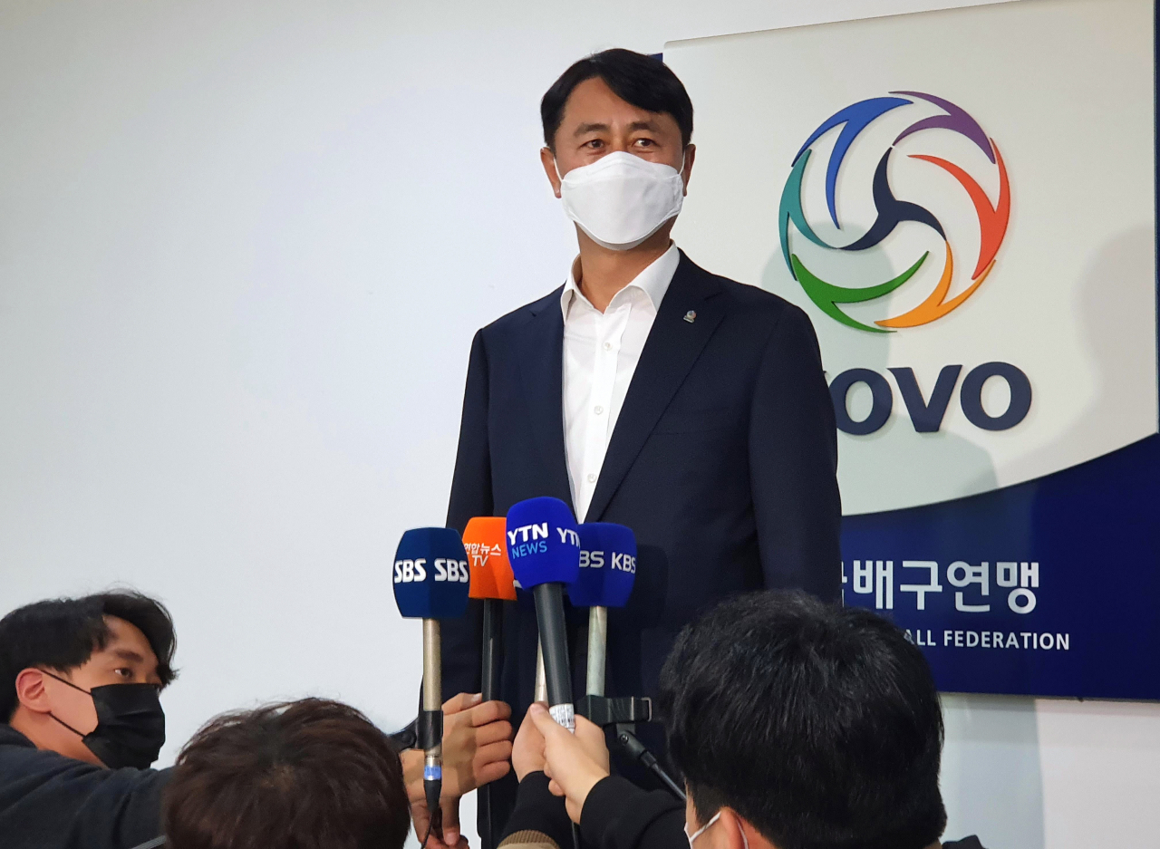 신무철 KOVO 사무총장이 20일 열린 이사회가 끝난 뒤 페퍼저축은행의 창단 승인 결과를 설명하고 있다. [연합]