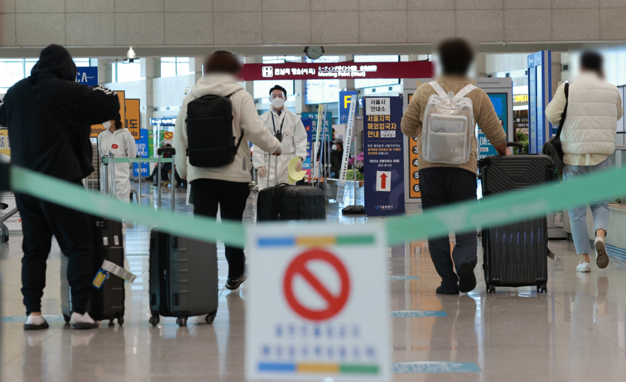 20일 인천국제공항 제1여객터미널 입국장에서 해외 입국자들이 방역절차에 따라 이동하고 있다. 방역 당국은 국내 코로나19 유행 상황과 관련해 전파력이 더 센 것으로 알려진 해외유입 변이 바이러스가 계속 확산하는 데다 앞서 보고되지 않았던 인도발 '이중 변이'까지 확인되면서 '4차 유행'이 본격 확산하는 것에 대해 우려를 표하고 있다. [연합]