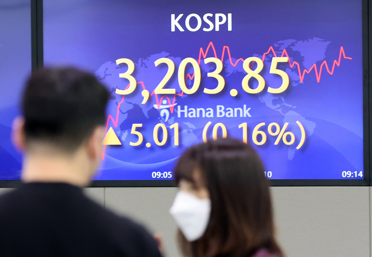 코스피가 장 초반 소폭 상승세를 보인 20일 오전 서울 중구 하나은행 딜링룸에서 딜러들이 대화하고 있다. 연합뉴스