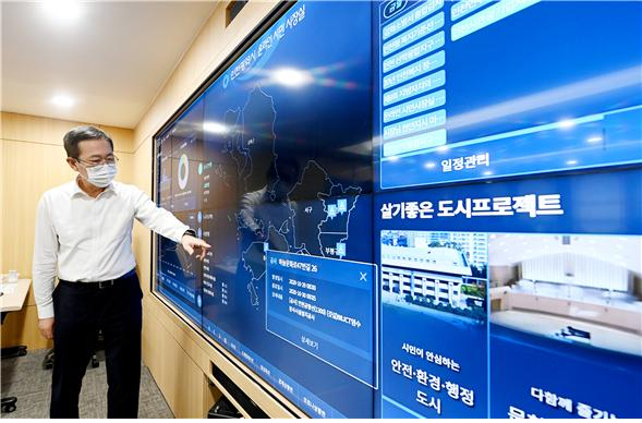 박남춘 인천시장이 지난해 시청 접결실에서 열린 온라인 시민시장실 완료보고회에서 DID 멀티비전을 활용해 ‘온라인 시민시장실’ 구축 시연을 하고 있다.