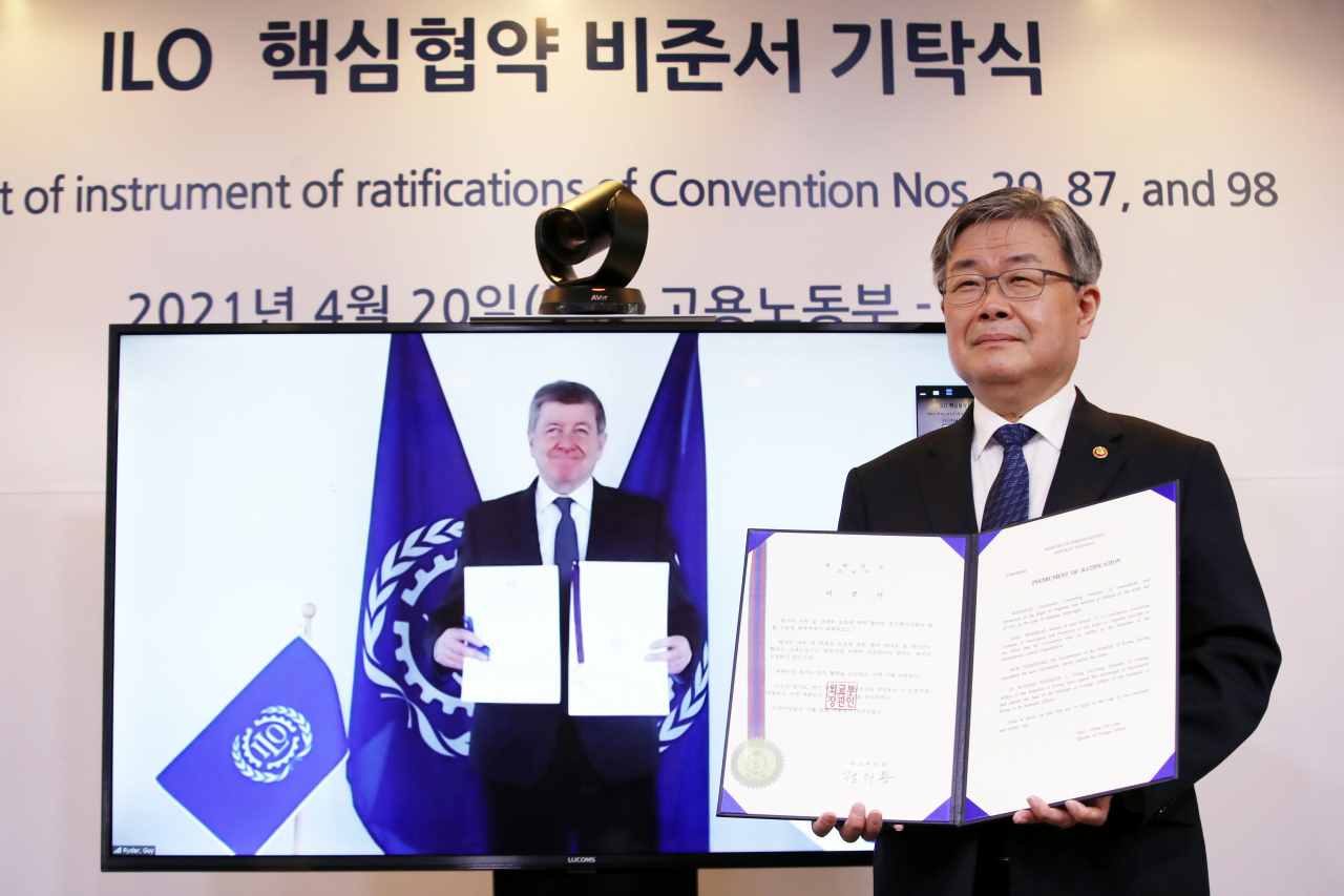 이재갑 고용노동부 장관이 20일 오후 서울 중구 서울지방고용노동청에서 ILO와 화상 연결 방식으로 진행된 ILO 핵심협약 비준서 기탁식에서 가이 라이더 ILO 사무총장과 기념촬영하고 있다. [연합]