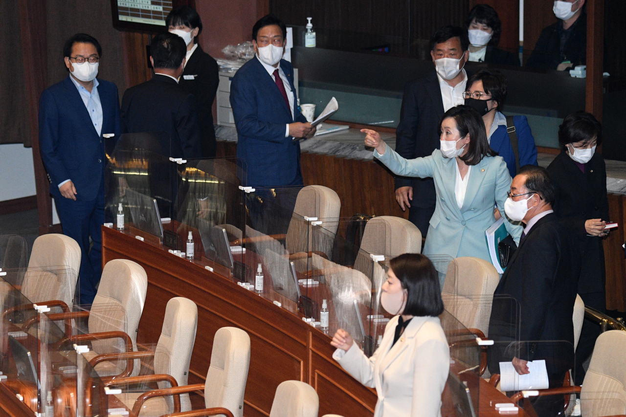 국민의힘 의원들이 20일 서울 여의도 국회 본회의에서 진행된 경제분야 대정부질문에서 김상희 국회 부의장이 사회를 위해 의장석에 앉자 전날 발언에 대해 사과를 요구하며 퇴장하고 있다. [연합]