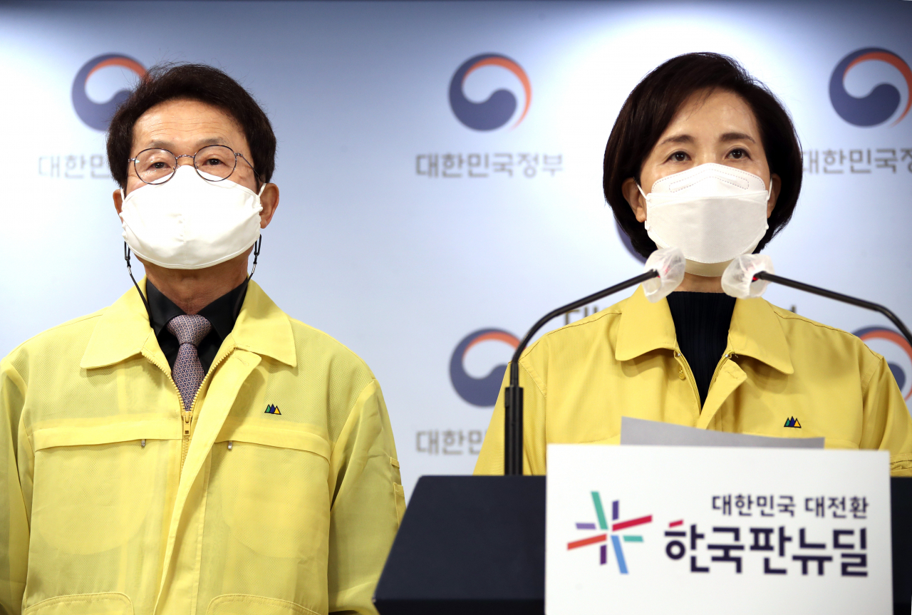 유은혜 부총리 겸 교육부 장관이 21일 오전 정부서울청사 브리핑실에서 전국 학교학원 코로나19 방역대응 강화조치를 발표하고 있다. 왼쪽은 조희연 서울시교육감. [연합]