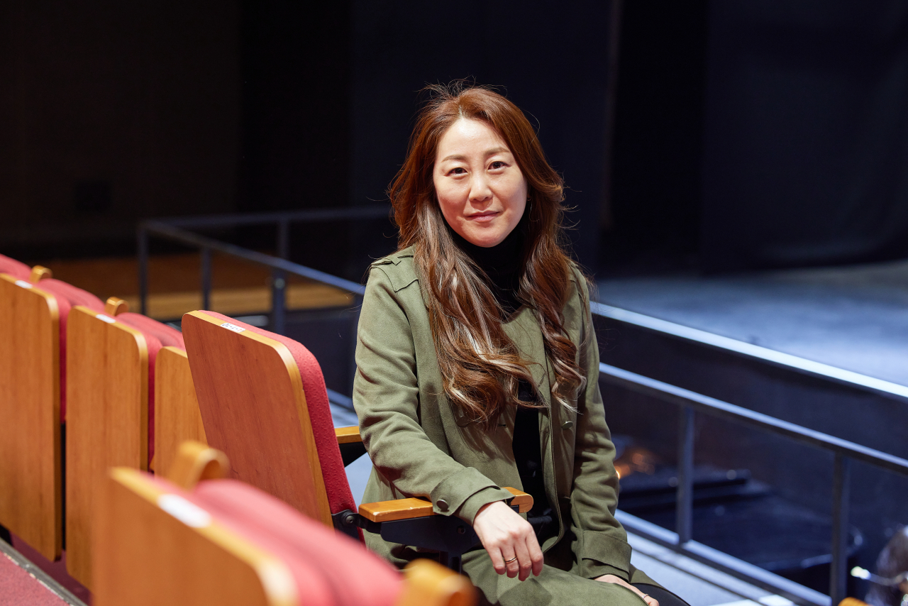 이회수 연출가는 방대한 대사와 다양한 장르의 음악을 녹이는 파격적인 시도의 ‘서푼짜리 오페라’로 관객과 만나며 좋은 반응을 얻었다. 이 연출가는 “오페라는 인스턴트처럼 강렬하진 않아도, 순하면서 중독되는 맛이 있다”며 새로운 시도의 작품들을 통해 관객도 “오페라의 매력을 알 수 있을 것”이라고 확신했다. [예술의전당 제공]