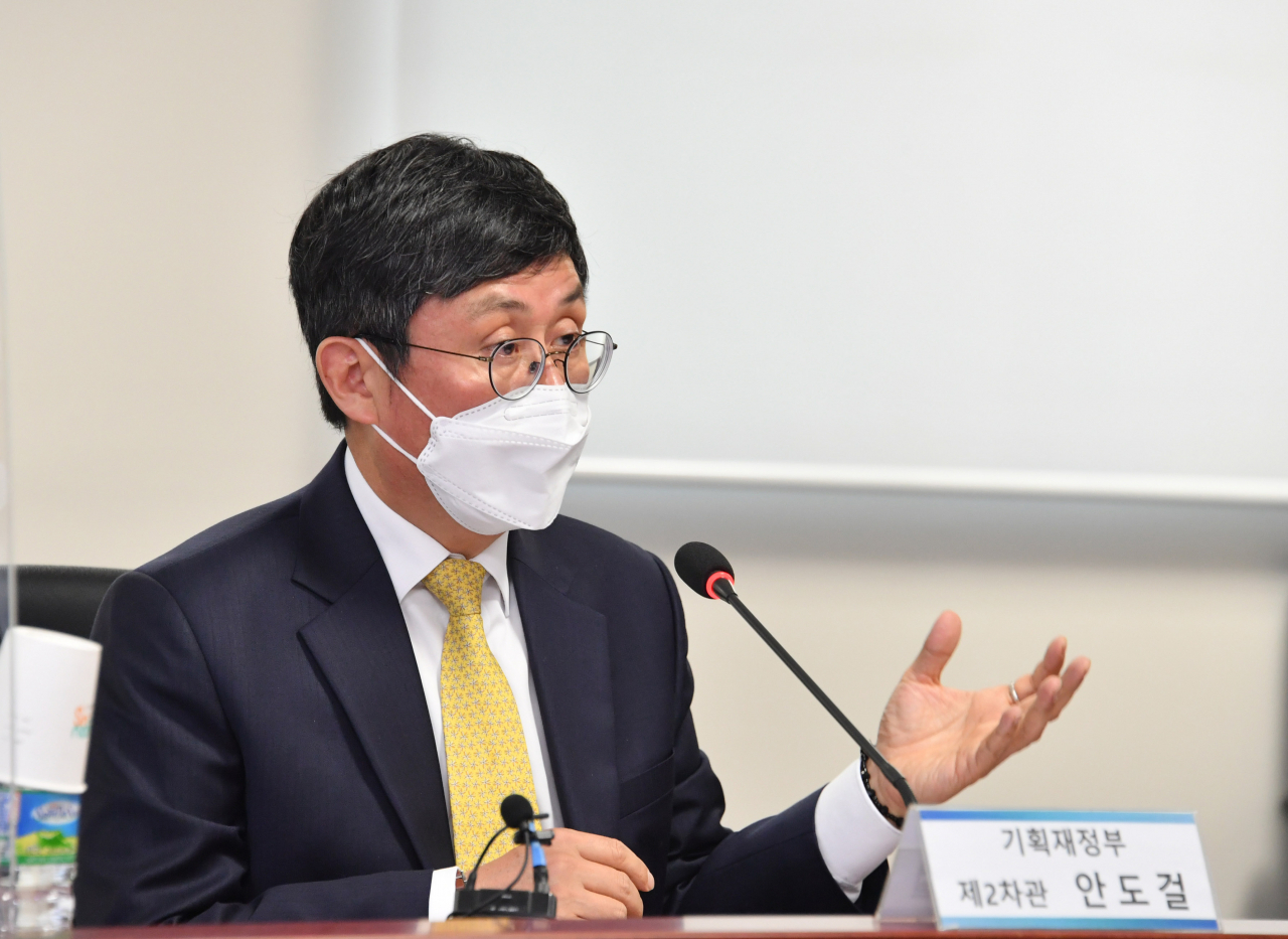 공기업 부채가 과도하다는 내용을 담은 한국개발연구원(KDI) 보고서가 나온 뒤 6시간 40분만에 기획재정부가 즉각 반박에 나섰다. 공공기관 부채를 “국가부채와 연결하는 것은 맞지 않다”는 등 보고서 내용을 상당부분 부정했다. 보고서는 최근 재정상황과 관련해 발언한 안도걸 기획재정부 2차관 설명과 대비된다. 사진은 15일 서울 종로구 아동권리보장원에서 열린 '취약 아동 보호 정책간담회'에서 발언하고 있는 안도걸 기획재정부 2차관 [기획재정부 ]