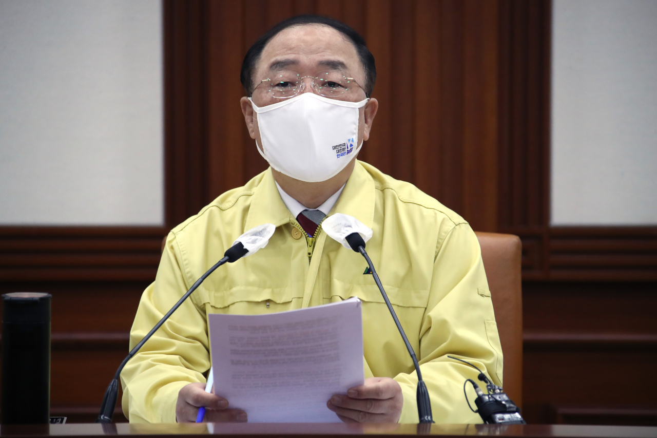홍남기 국무총리 직무대행이 21일 정부서울청사에서 열린 코로나19 대응 중앙재난안전대책본부(중대본) 회의를 주재하고 있다. [연합]