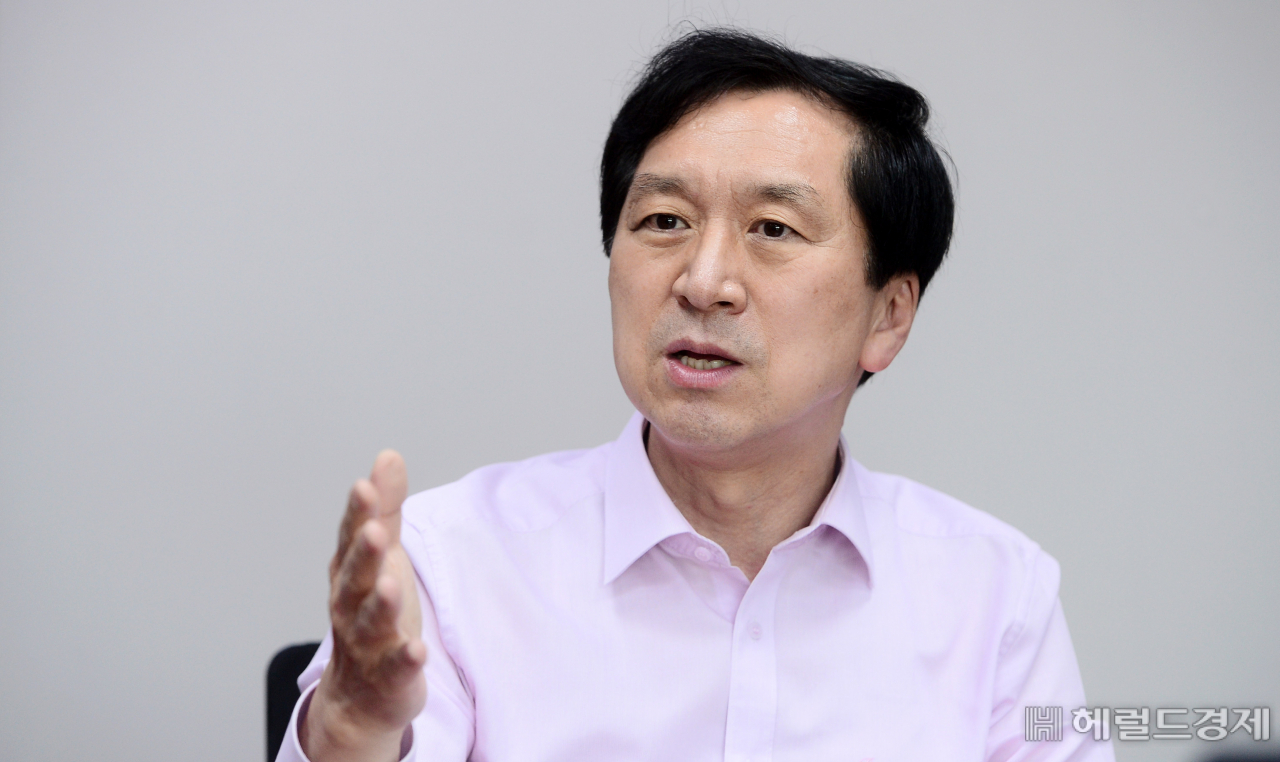 국민의힘 원내대표 선거에 출마한 김기현 의원이 20일 국회 의원회관에서 헤럴드경제와 인터뷰를 하고 있다. [헤럴드경제=이상섭 기자 babtong@heraldcorp.com]