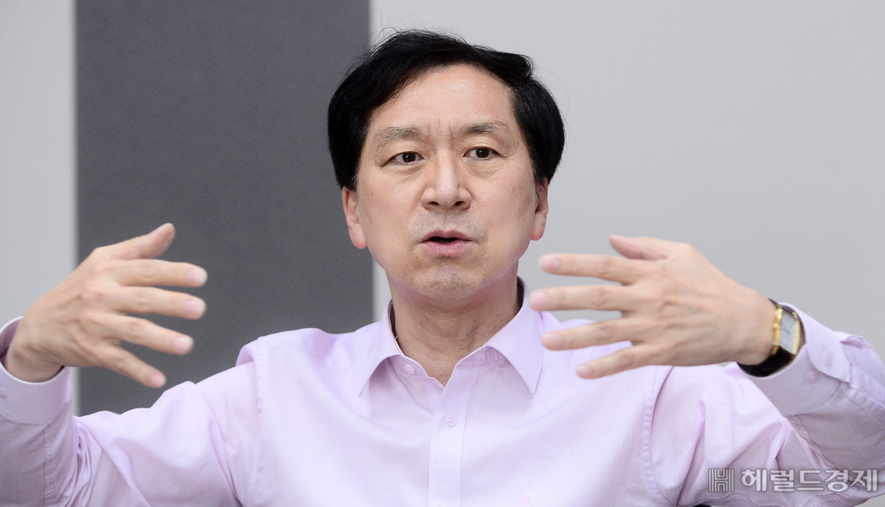 국민의힘 원내대표 선거에 출마한 김기현 의원이 20일 국회 의원회관에서 헤럴드경제와 인터뷰를 하고 있다. [헤럴드경제=이상섭 기자 babtong@heraldcorp.com]