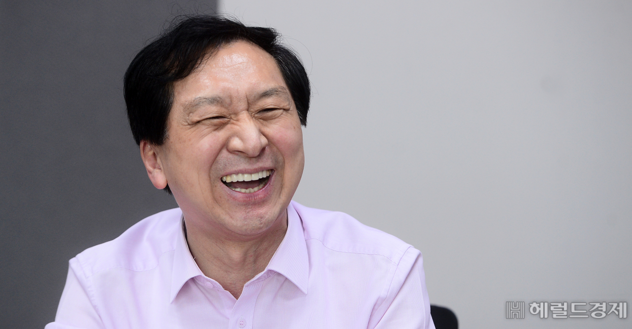 국민의힘 원내대표 선거에 출마한 김기현 의원이 20일 국회 의원회관에서 헤럴드경제와 인터뷰를 하고 있다. [헤럴드경제=이상섭 기자 babtong@heraldcorp.com]