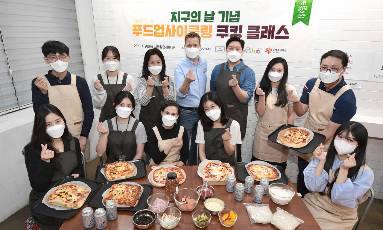 오비맥주가 지난 20일 사내에서 진행한 '맥주박 업사이클링 쿠킹클래스' [오비맥주 제공]