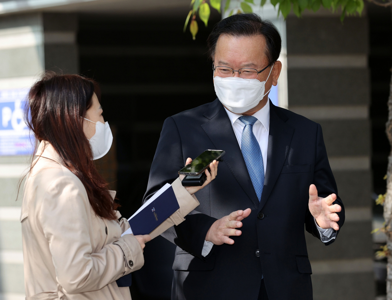 김부겸 국무총리 후보자가 21일 오전 인사청문회 준비 사무실이 마련된 서울 종로구 통의동 금융감독원 연수원으로 출근하며 취재진 질문에 답하고 있다. [연합]