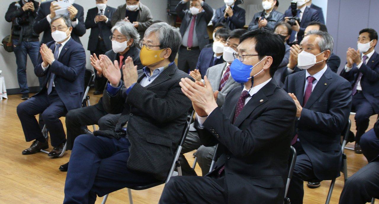 박영선 전 민주당 서울시장 후보 지지 선언식에 참석한 노영민 전 대통령 비서실장(노란색 마스크)과 이장섭 더불어민주당 의원(파란색 마스크). [이장섭 의원 페이스북 갈무리]