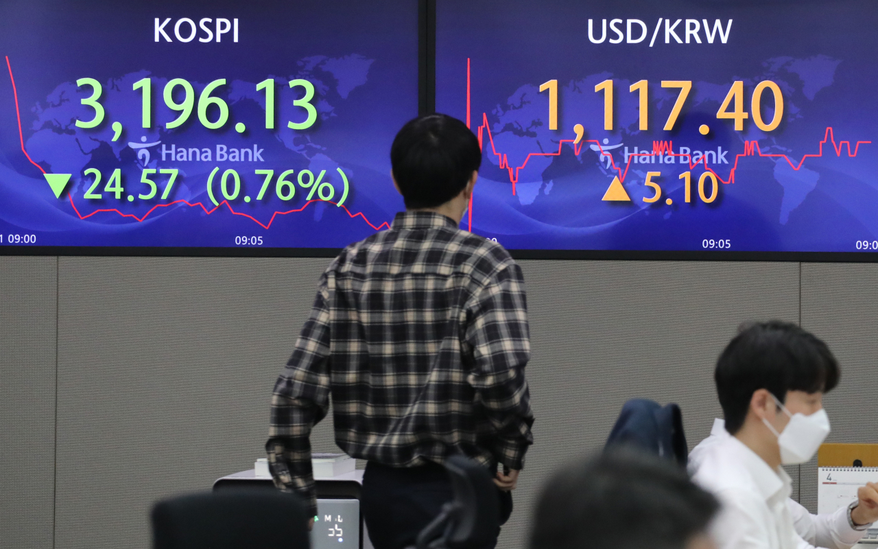 21일 원/달러 환율은 4.7원 오른 1117.0원으로 장을 시작했다. 사진은 이날 명동 하나은행 본점 딜링룸 모습. [연합]