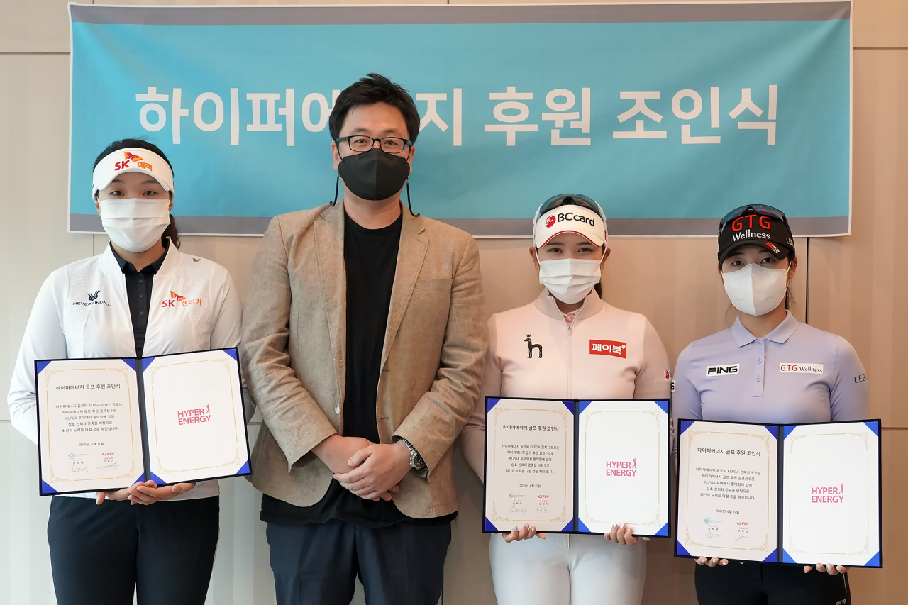 왼쪽부터 이슬기, 김희재 대표, 김희지, 전예성.[사진=하이퍼에너지골프 제공]
