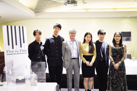 클래식계가 주목하는 다섯 명의 신예 피아니스트 선율·박재홍·윤아인·정지원·임주희(왼쪽부터)가 경기필하모닉오케스트라와 함께 5개의 베토벤 피아노 협주곡을 각각 연주한다. 마시모 자네티 경기필하모닉오케스트라 예술감독 겸 상임지휘자(사진 왼쪽 세번째)는 “코로나라는 비극 속에 설 무대를 잃은 젊은 연주자들을 위한 무대”라고 말했다. [경기아트센터 제공]