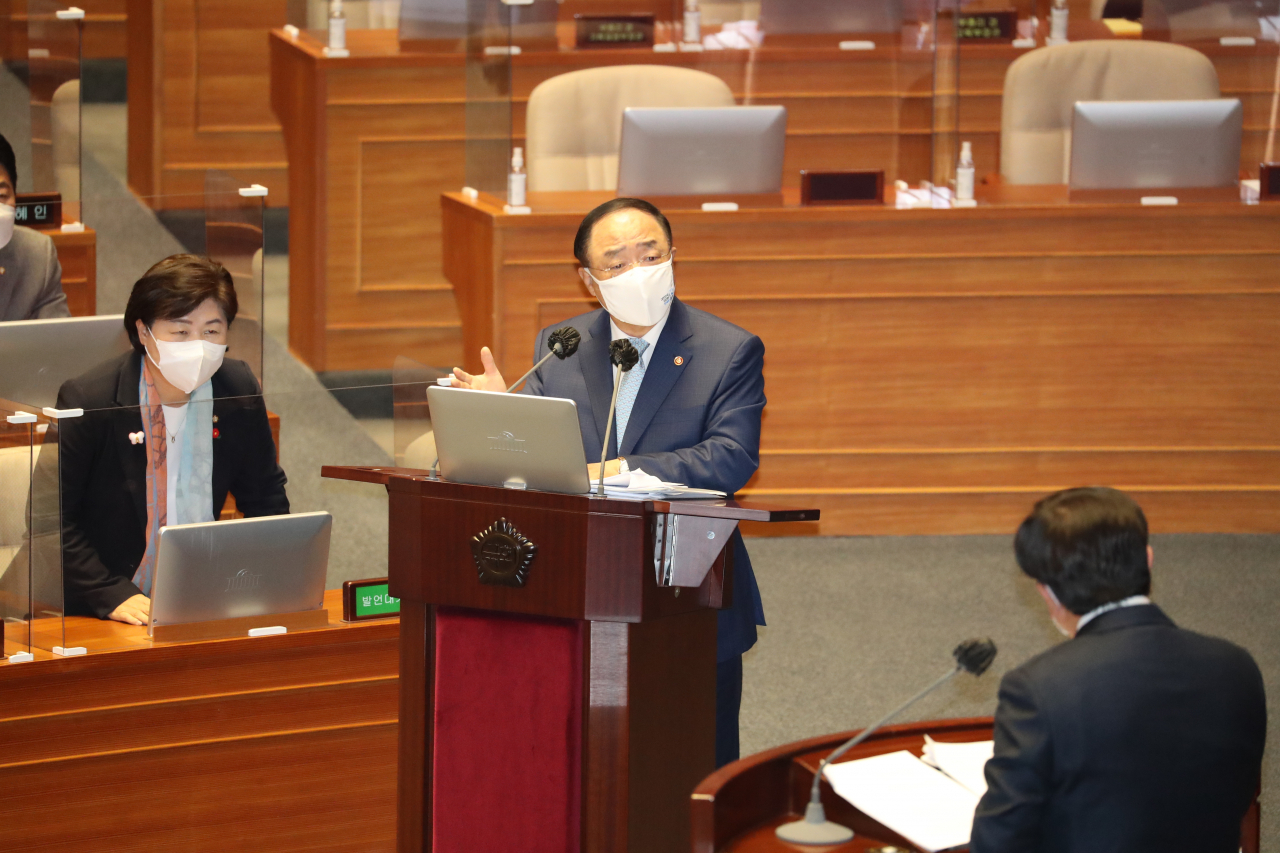 20일 오후 국회 본회의에서 열린 경제분야 대정부 질문에서 홍남기 국무총리 직무대행이 국민의힘 서병수 의원의 질의에 답하고 있다. [연합]