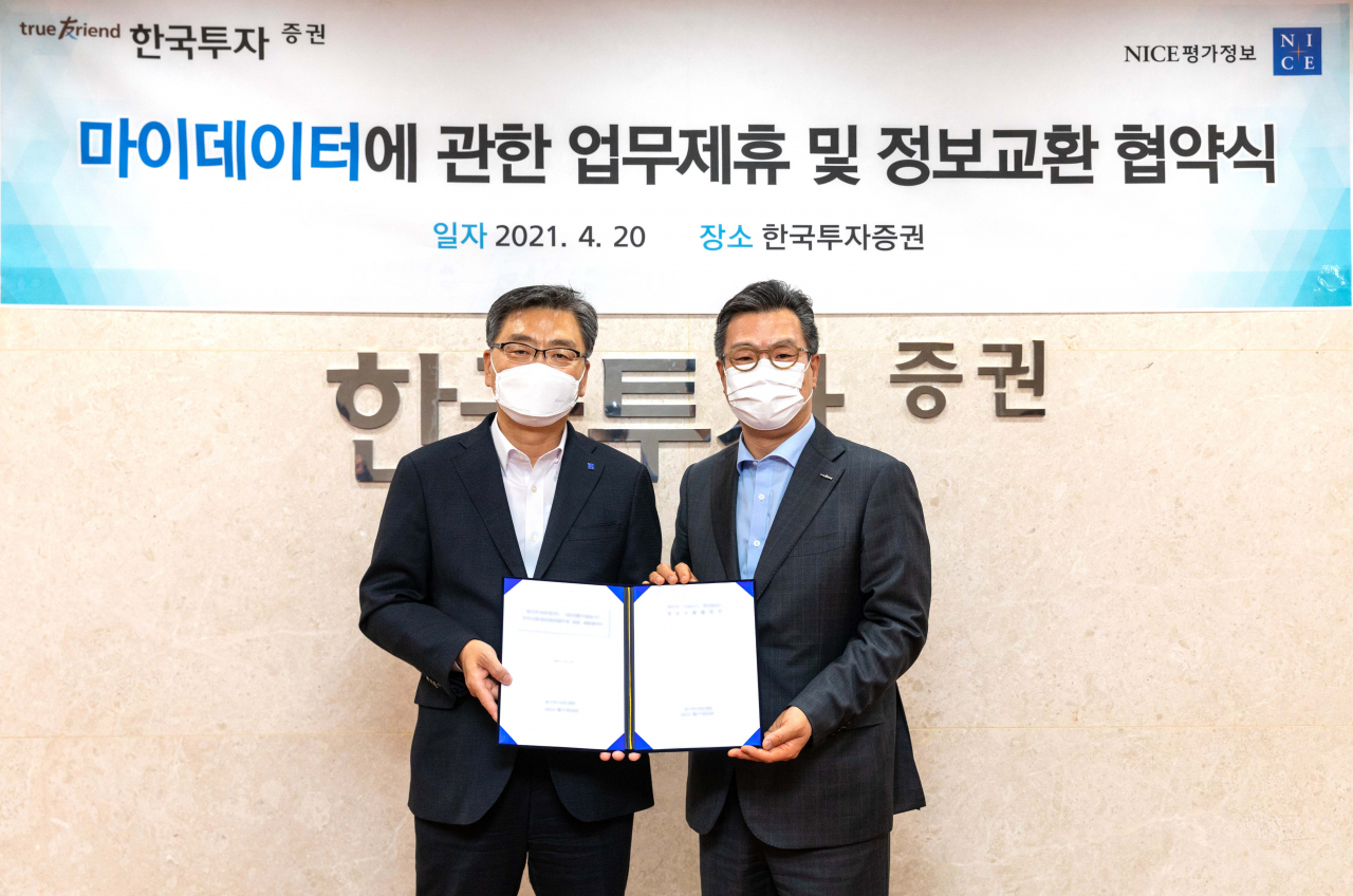 한국투자증권은 NICE평가정보와 지난 20일 여의도 본사 2층 컨퍼런스룸에서 마이데이터 사업 업무협약을 체결했다. 정일문 한국투자증권 사장(오른쪽), 신희부 NICE평가정보 대표이사(왼쪽)이 기념사진을 촬영하고 있다.[한국투자증권 제공]