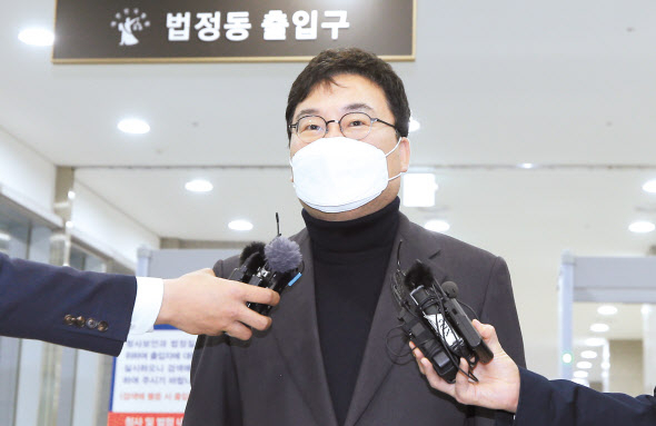 특정경제범죄가중처벌법 위반(배임·횡령), 업무상 횡령, 정당법 위반 등 혐의로 재판을 받는 무소속 이상직 의원이 지난 16일 전북 전주지방법원에서 공판을 마치고 나와 취재진의 질문에 답하고 있다.[연합]
