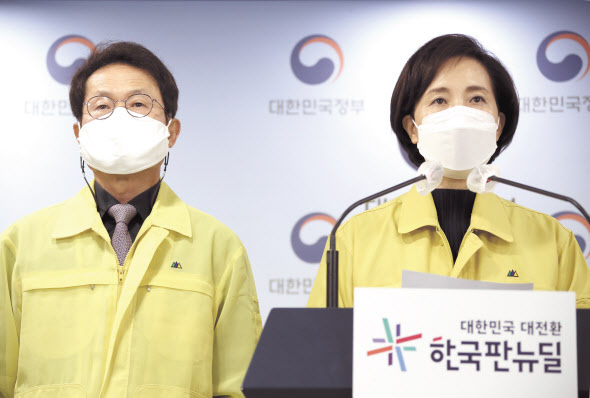 유은혜 부총리 겸 교육부 장관이 21일 오전 정부서울청사 브리핑실에서 전국 학교학원 코로나19 방역대응 강화조치를 발표하고 있다. 왼쪽은 조희연 서울시교육감. [연합]