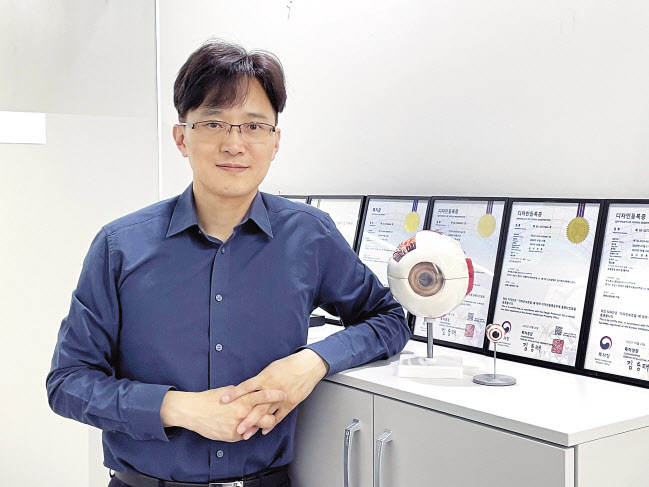 셀리코의 김정석 대표가 장애인용 전자눈 사업 방향에 대해 설명하고 있다. [셀리코 제공]