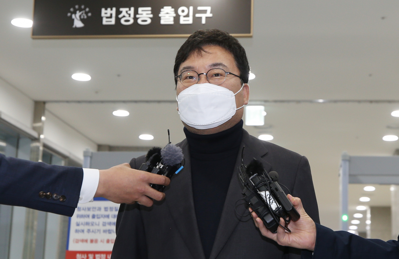 취재진 질문에 답하는 이상직 의원. [연합]