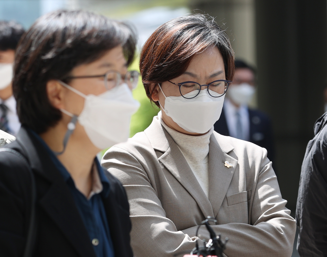 21일 오전 서울 서초구 서울중앙지법 앞에서 일본군 '위안부' 피해자들이 일본 정부를 상대로 제기한 두 번째 손해배상 소송 선고공판을 마친 뒤 이나영 정의기억연대 이사장(오른쪽)이 이상희 변호사의 입장 발표를 지켜보고 있다. [연합]