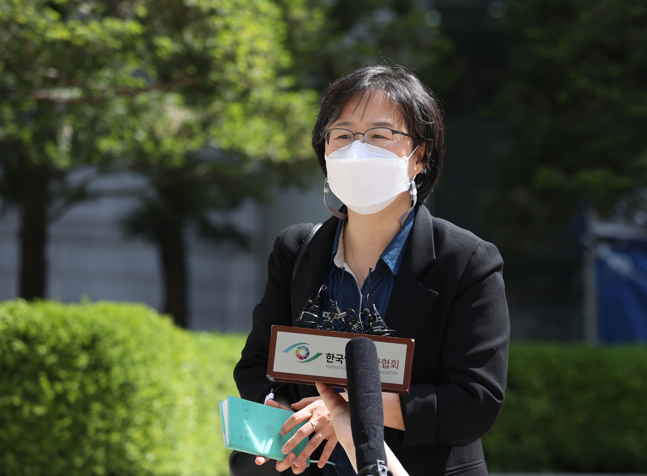 21일 오전 서울 서초구 서울중앙지법 앞에서 일본군 '위안부' 피해자들이 일본 정부를 상대로 제기한 두 번째 손해배상 소송 선고공판을 마친 뒤 이상희 변호사가 입장을 말하고 있다. [연합]