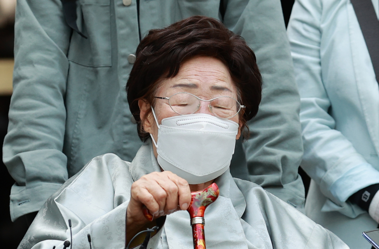 21일 서울 서초구 중앙지방법원에서 일본군 위안부 피해자들이 일본 정부를 상대로 국내 법원에 제기한 두 번째 손해배상 청구 소송 선고 공판이 끝난 뒤 이용수 할머니가 판결에 대한 입장을 밝히던 중 눈을 감고 있다. [연합]