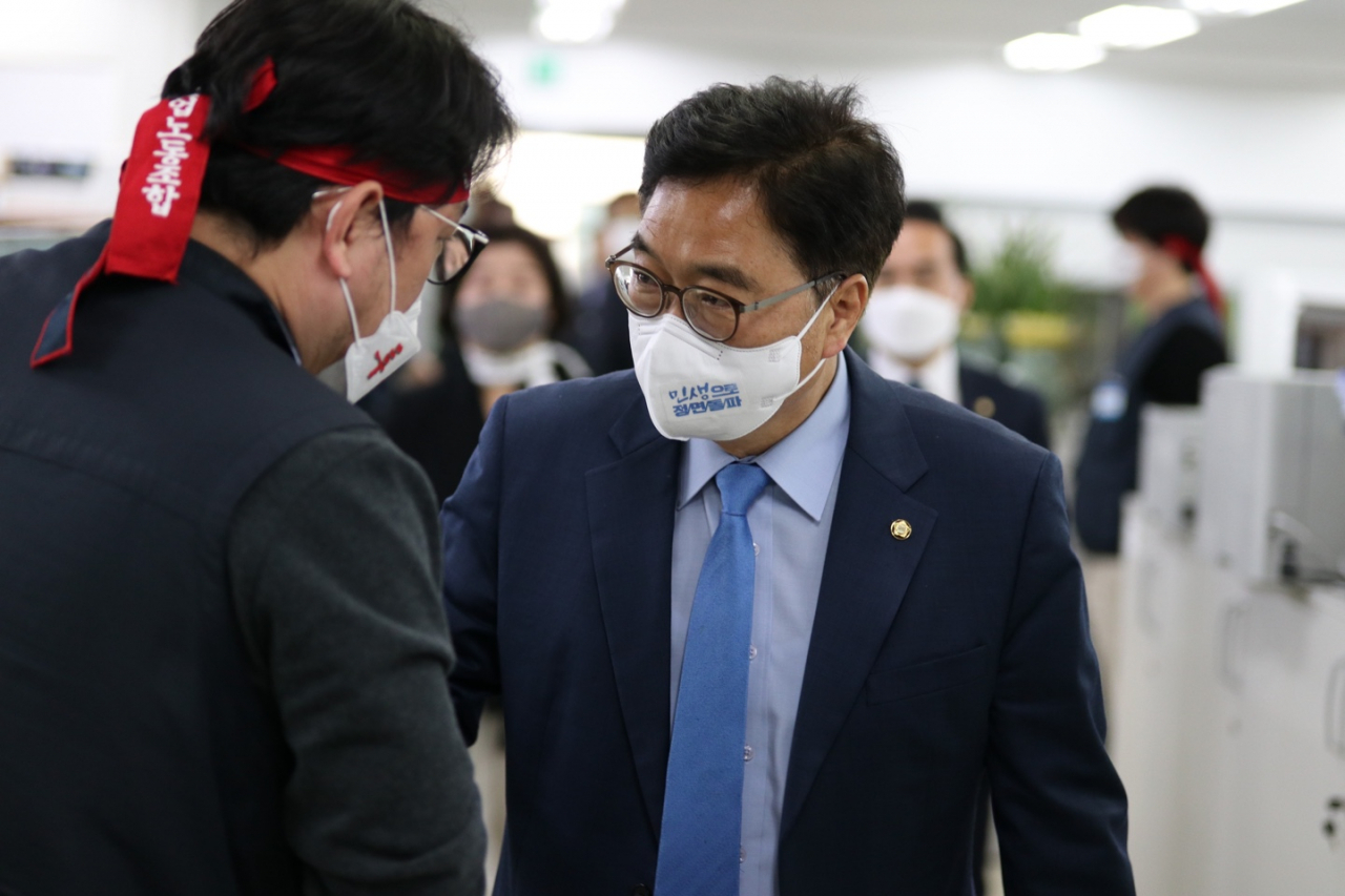 우원식 더불어민주당 대표 후보가 21일 오전 서울 중구 전국금융산업노동조합 사무실을 방문해 인사하고 있다. [우원식 캠프 제공]