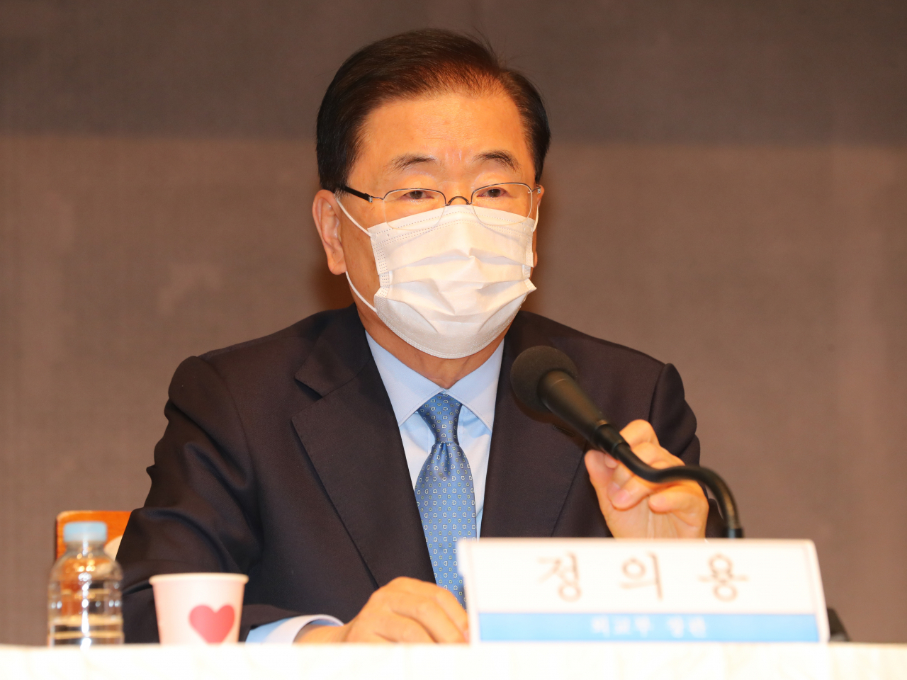 정의용 외교부 장관이 21일 서울 프레스센터에서 열린 관훈토론회에서 패널들의 질문에 답변하고 있다. [연합]