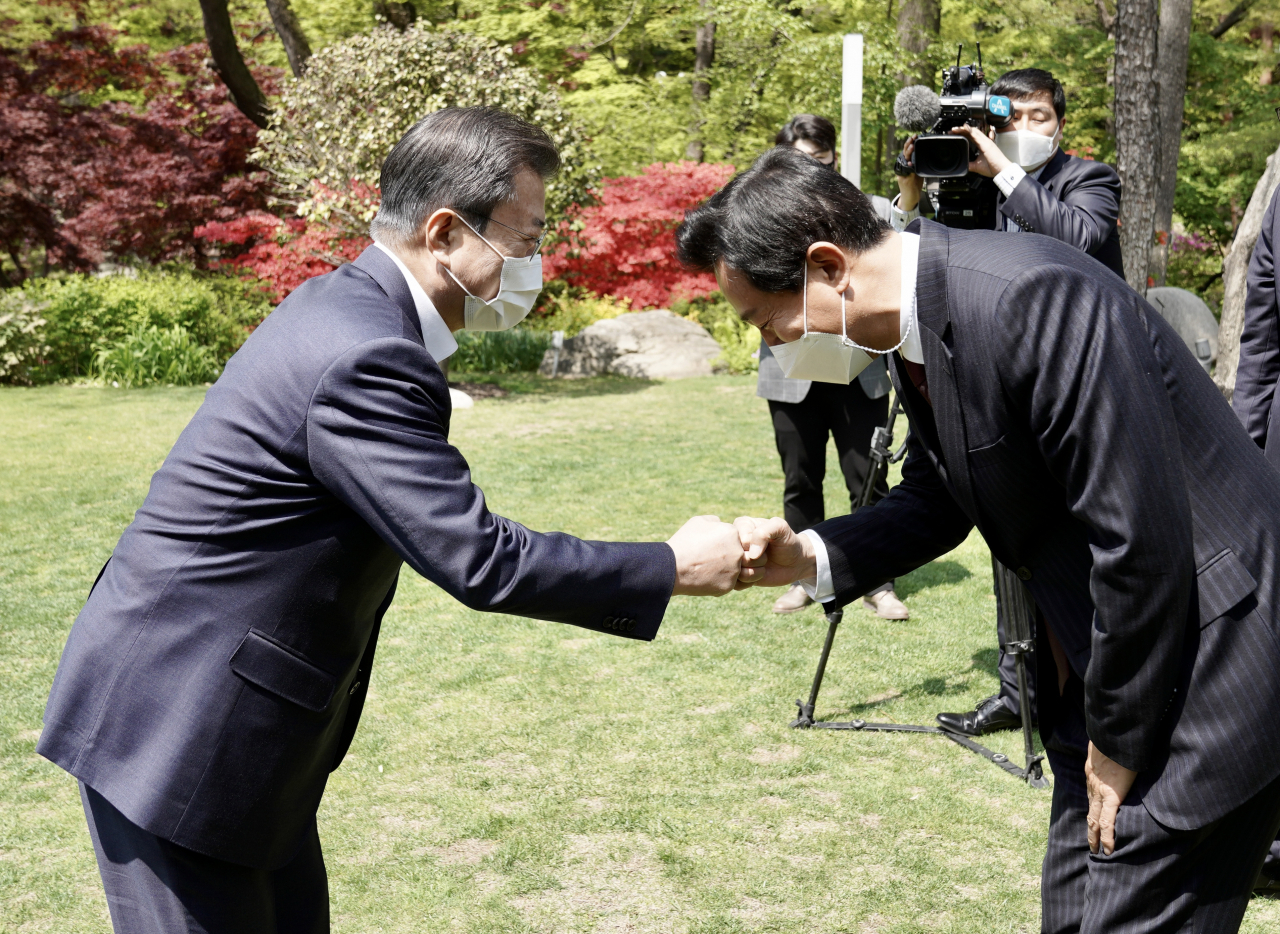 오세훈 서울시장이 21일 청와대 상춘재에서 문재인 대통령과의 오찬 간담회에 앞서 인사하고 있다. 연합뉴스