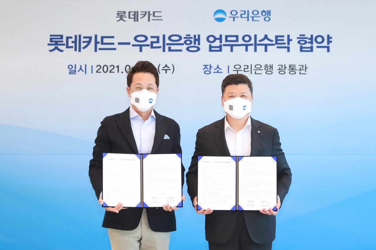 조좌진 롯데카드 대표이사(왼쪽)와 권광석 우리은행장(오른쪽)이 21일 서울 중구 우리은행 본점에서 공동 금융상품 개발 및 마케팅 협력을 위한 ‘전략적 업무제휴 협약’을 체결했다.