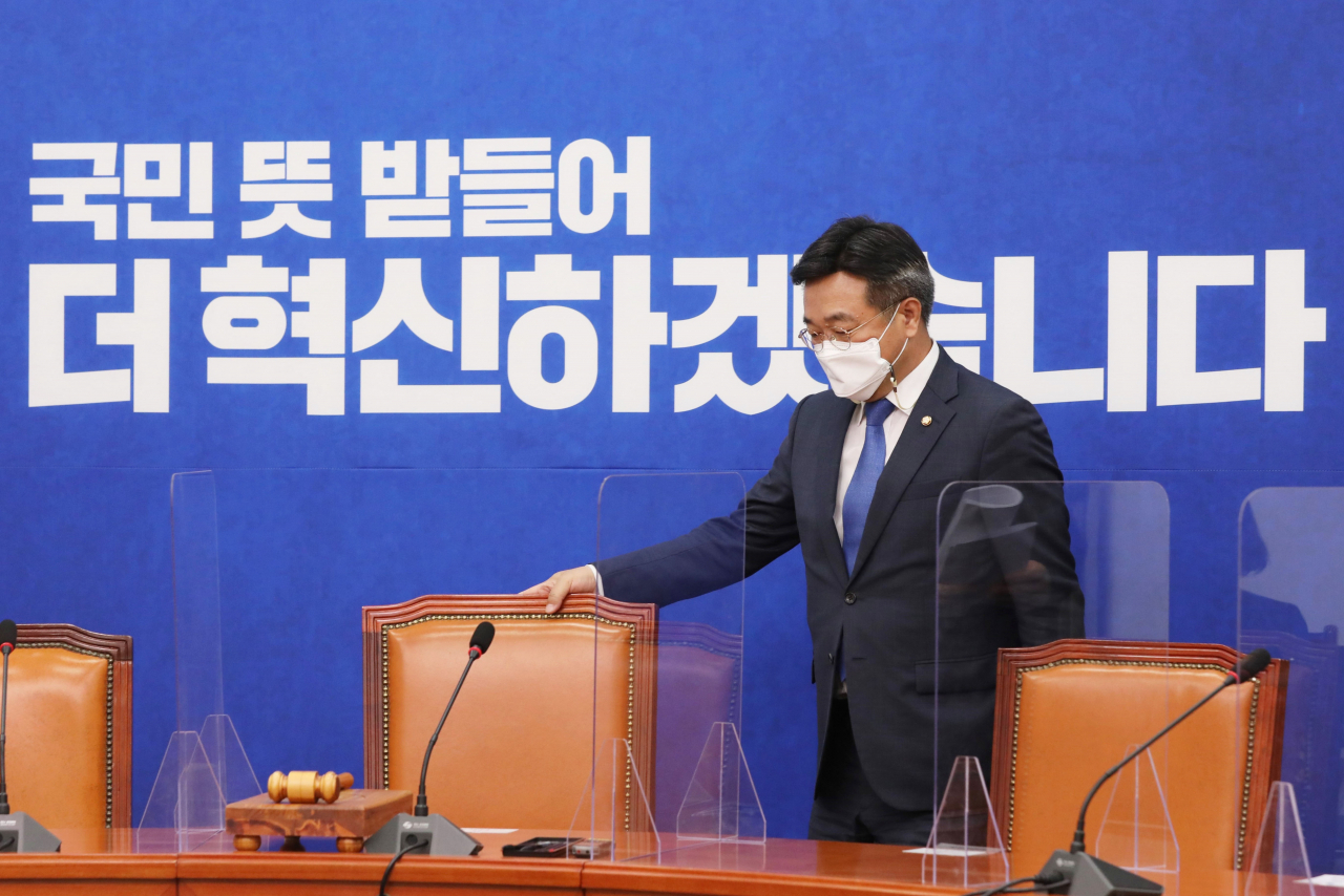 윤호중 더불어민주당 원내대표 겸 비상대책위원장이 21일 오전 서울 여의도 국회에서 열린 비상대책위원회 회의에 입장하고 있다. 이상섭 기자
