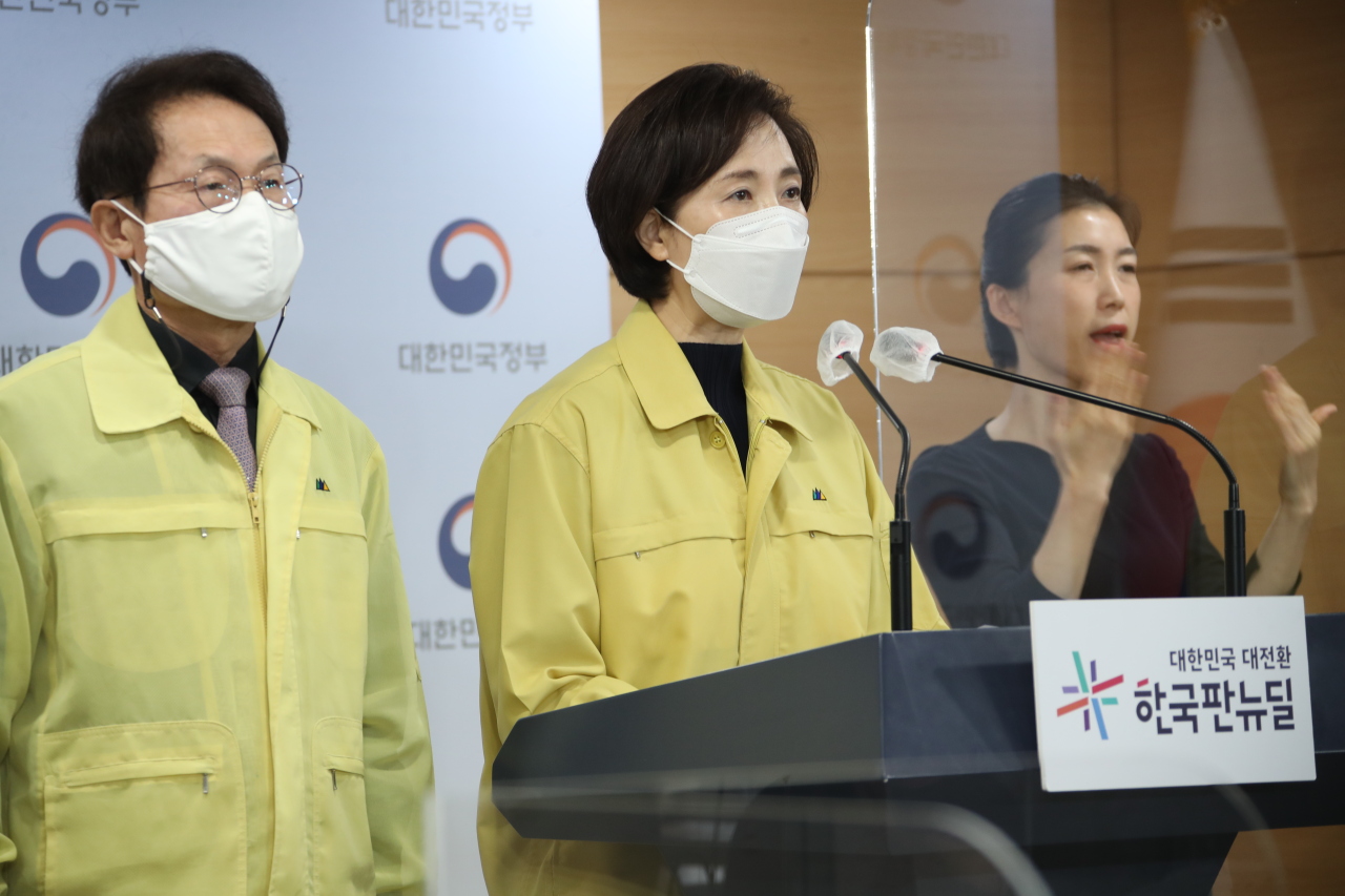 Education Minister Yoo Eun-hae speaks during a press conference Wednesday held jointly with Seoul Metropolitan Office of Education Superintendent Cho Hee-yeon. (Yonhap)