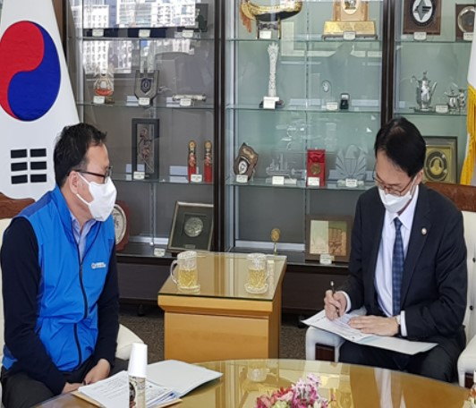 임재현(오른쪽) 관세청장이 지난 14일 정부대전청사에서 오태완 관세청공무원노동조합 위원장과 간담회를 진행하면서 노조의 요구사항을 적고 있다. [관세청노동조합 제공]