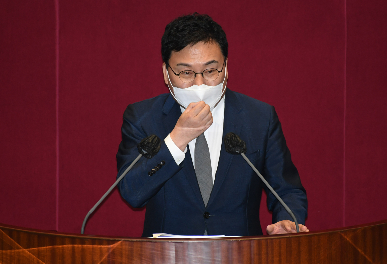 이상직 무소속 의원이 21일 서울 여의도 국회에서 열린 본회의에서 본인의 체포동의안에 대해 신상발언하고 있다. 이상섭 기자