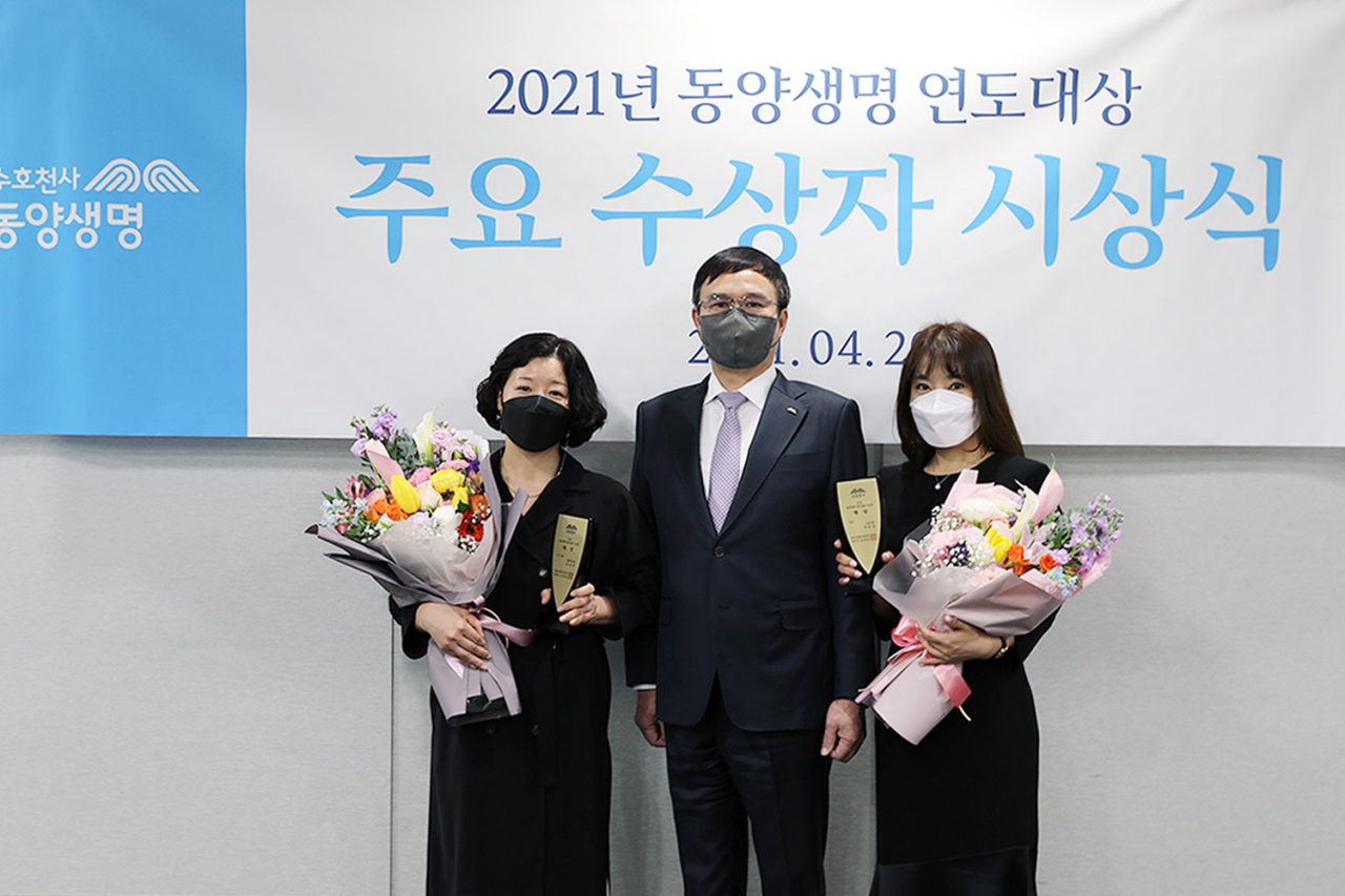 동양생명 뤄젠룽(가운데) 대표이사가 2021 연도대상 수상자인 장금선(왼쪽) 명예이사와 정순님(오른쪽) 명인과 기념 촬영을 하고 있다.