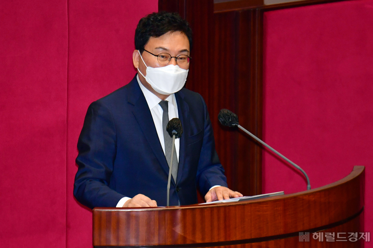 지난 21일 오후 국회에서 열린 제386회국회(임시회) 제3차 본회의 교육·사회·문화에 관한 대정부질문에 앞서 무소속 이상직 의원이 체포동의안에 대한 신상발언을 하고 있다. 이상섭 기자/ babtong@heraldcorp.com