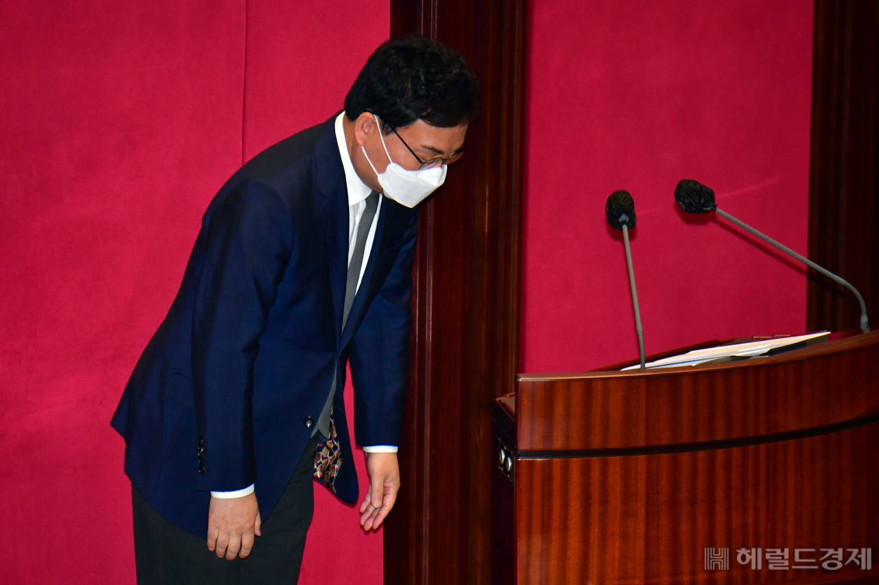 지난 21일 오후 국회에서 열린 제386회국회(임시회) 제3차 본회의 교육·사회·문화에 관한 대정부질문에 앞서 무소속 이상직 의원이 체포동의안에 대한 신상발언을 하며 인사를 하고 있다. 이상섭 기자/babtong@heraldcorp.com