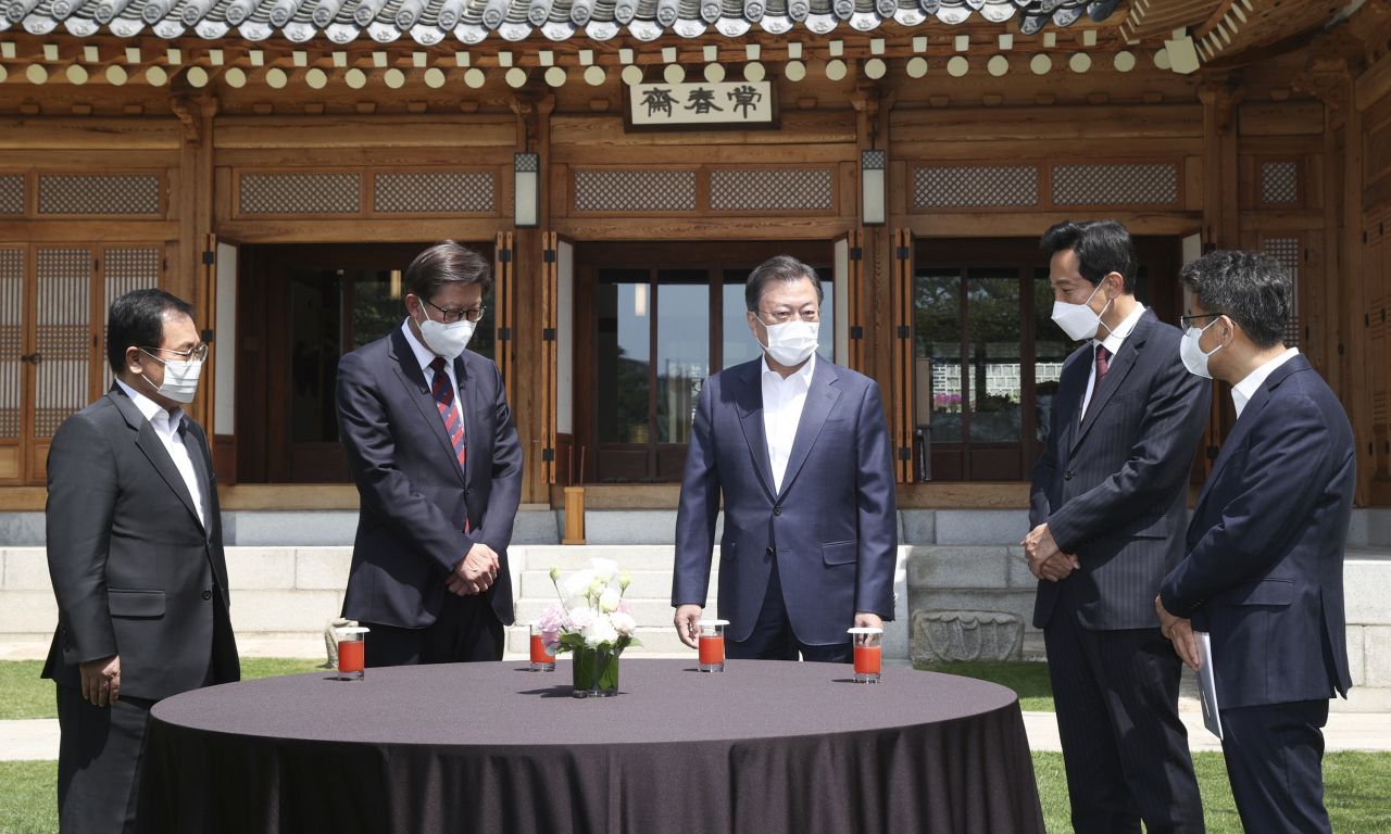 문재인 대통령이 21일 청와대 상춘재에서 오세훈 서울시장, 박형준 부산시장과 오찬 간담회에 앞서 환담하고 있다. 왼쪽부터 유영민 대통령 비서실장, 박 시장, 문 대통령, 오 시장, 이철희 정무수석. [연합]