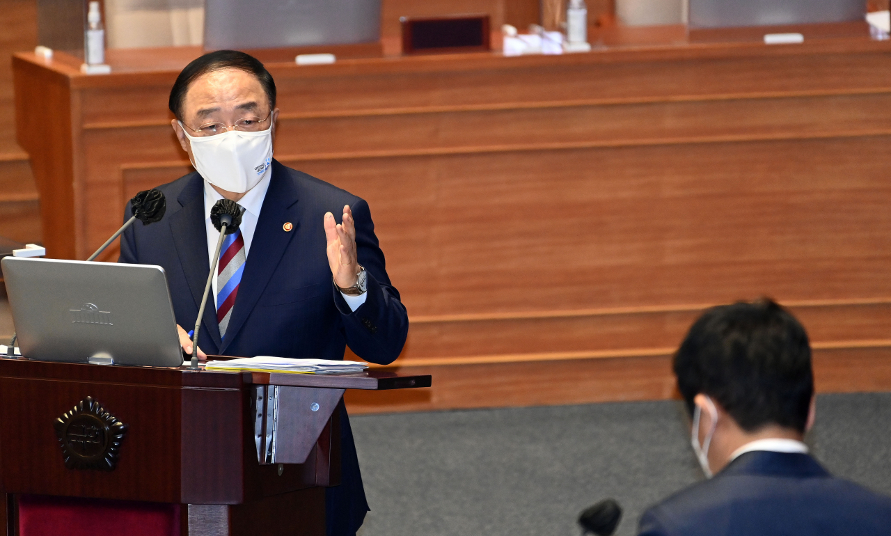 홍남기 국무총리 직무대행이 21일 서울 여의도 국회 본회의에서 진행된 교육·사회·문화 분야 대정부질문에서 답변하고 있다. 이상섭 기자/