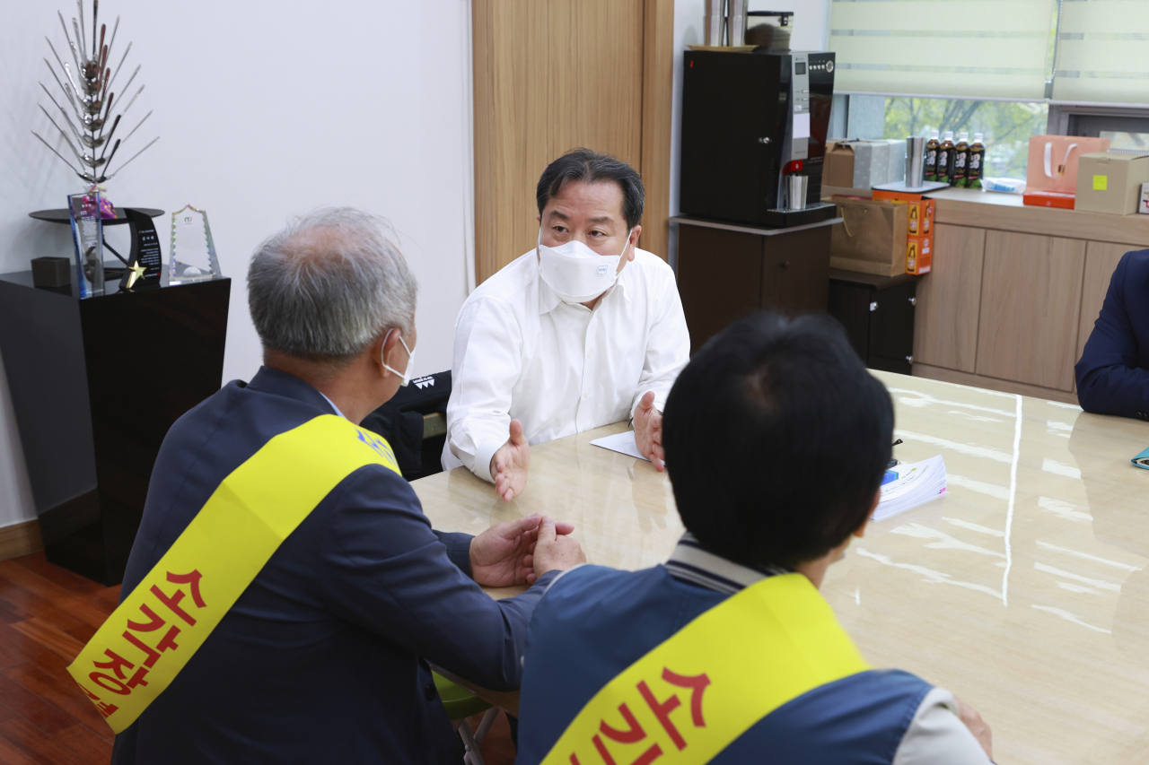 조광한(가운데)) 남양주시장이 왕숙2지구 소각시설 관련 주민들을 만나 의견을 청취했다. [남양주시]