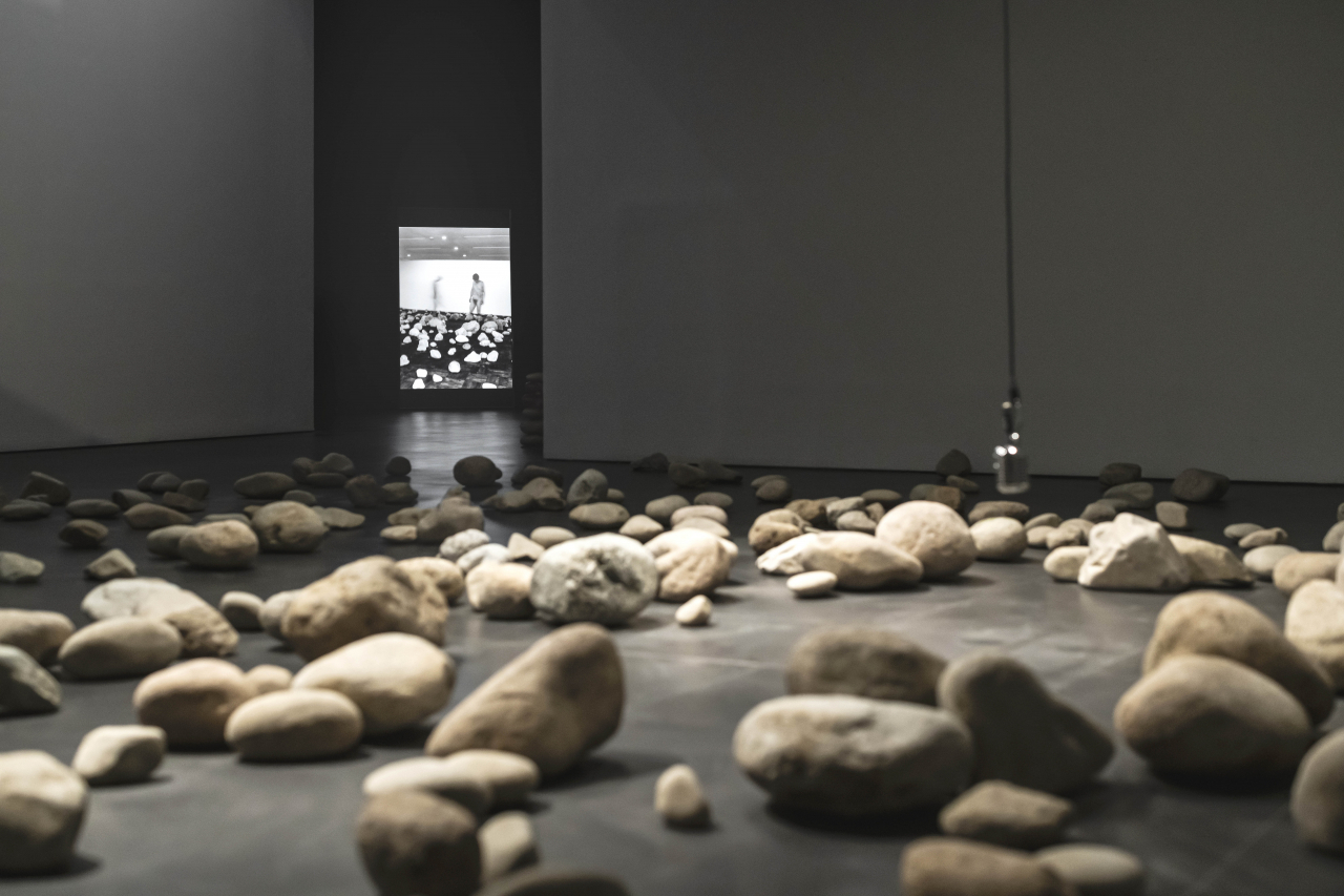 박현기, Untitled, 1983(2015년 재제작), 돌과 마이크, 스피커, 소리, 가변크기 [사진제공=갤러리현대]
