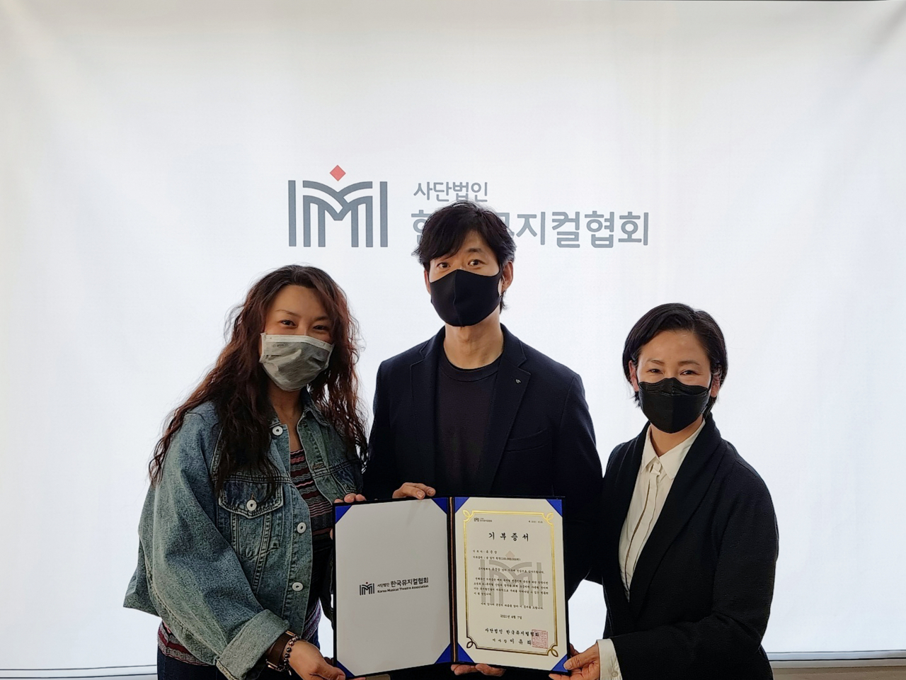 정영주 배우분과 위원장, 배우 유준상, 이유리 이사장 [한국뮤지컬협회 제공]