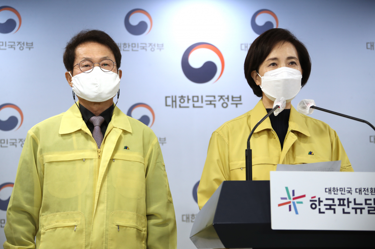 유은혜 부총리 겸 교육부 장관이 21일 오전 정부서울청사 브리핑실에서 전국 학교·학원 코로나19 방역대응 강화 조치를 발표하고 있다. 왼쪽은 조희연 서울시교육감. [연합]
