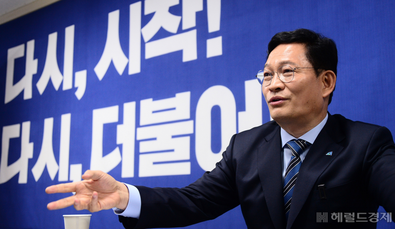 송영길 더불어민주당 당대표 후보가 지난 21일 서울 여의도 선거 캠프에서 헤럴드경제와 인터뷰하고 있다. 이상섭 기자 babtong@heraldcorp.com