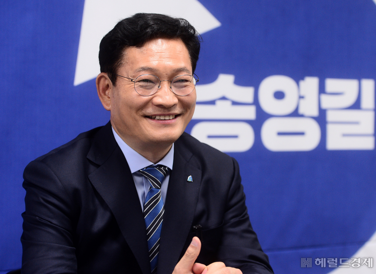 송영길 더불어민주당 당대표 후보가 지난 21일 서울 여의도 선거 캠프에서 헤럴드경제와 인터뷰하고 있다. 이상섭 기자 babtong@heraldcorp.com