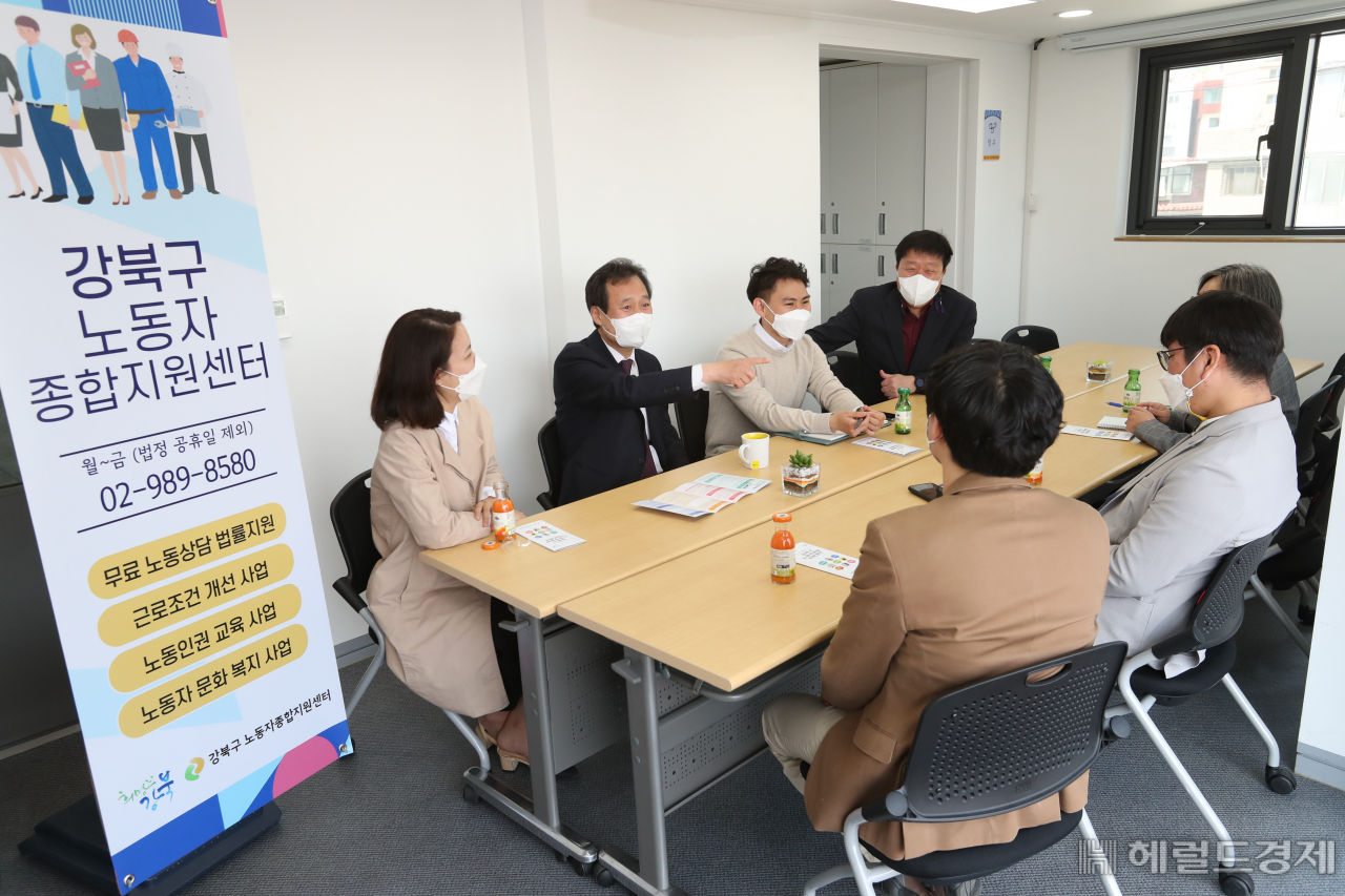 박겸수 강북구청장이 노동자종합지원센터 관계자와 시설운영계획에 대해 논의하고 있다.